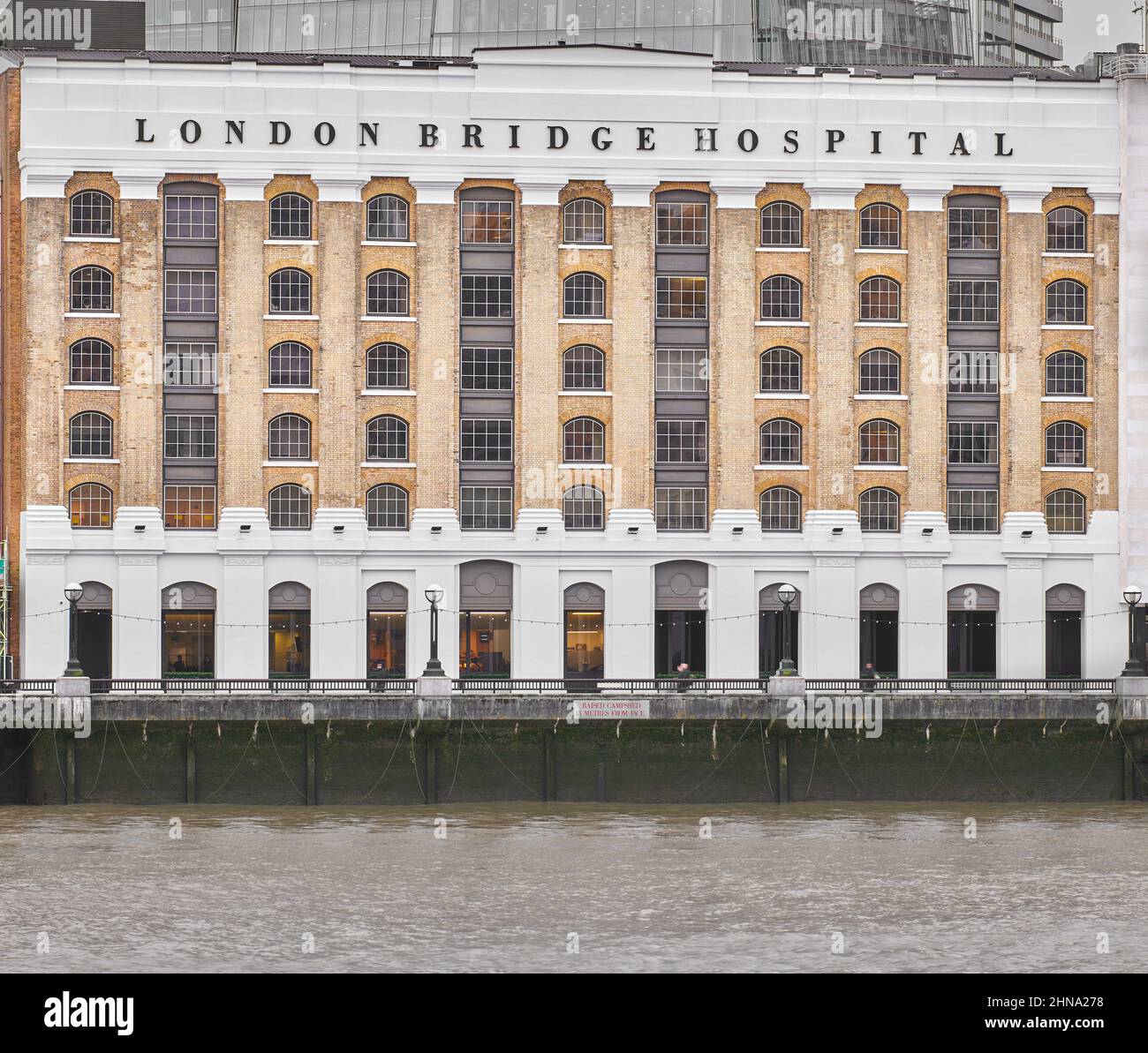 Hôpital London Bridge, rive sud, rivière Thames, Londres, Angleterre. Banque D'Images