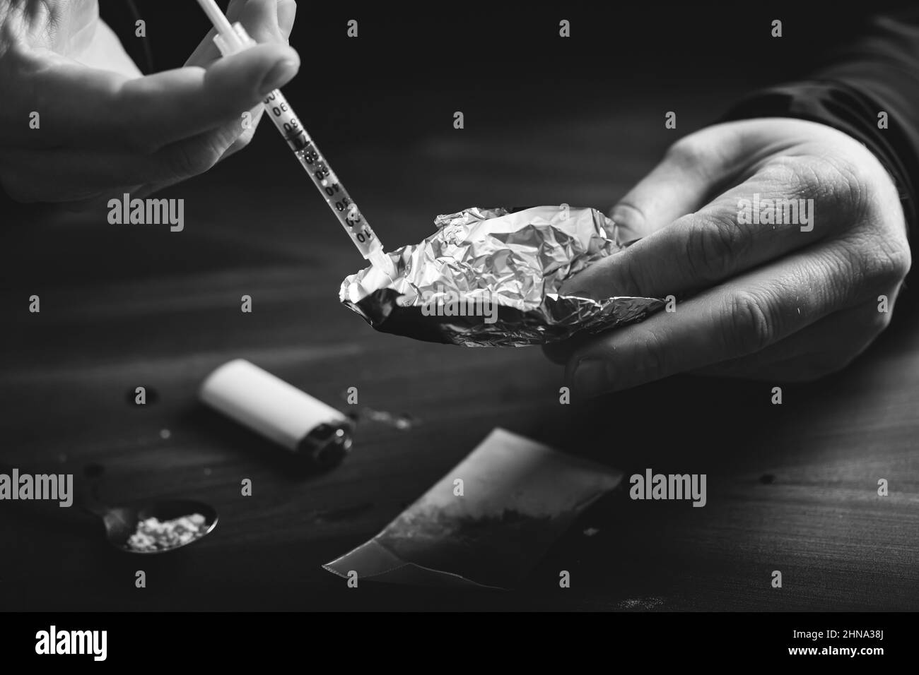 Addict/junkie homme préparant des drogues.Le concept de la criminalité et de la toxicomanie. Banque D'Images