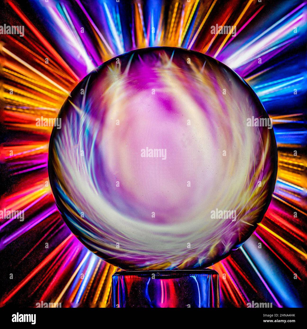 Image abstraite d'une boule de cristal devant un patter géométrique multicolore en rafale.multicolore, dynamique. Couleurs explosives. Banque D'Images
