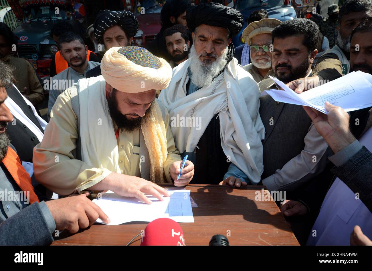 Peshawar, Khyber Pakhtunkhwa, Pakistan. 15th févr. 2022. Camion Torkham transportant des articles de secours de la Fondation Al-Khidmat pour les Afghans entrant en Afghanistan à la frontière de Torkham. (Image de crédit : © Hussain Ali/Pacific Press via ZUMA Press Wire) Banque D'Images