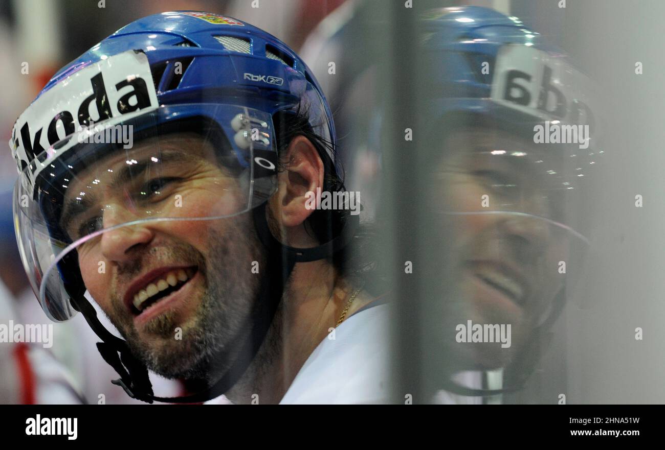 ***PHOTO du FICHIER*** le joueur tchèque de hockey sur glace Jaromir Jagr est vu sourire pendant le match contre la Slovaquie lors de la coupe du monde 2009 à Kloten, en Suisse, le 2 mai 2009. Jaromir Jagr est membre de l'équipe nationale tchèque pour les Jeux olympiques d'hiver de 2010 à Vancouver et est lauréat des jeux olympiques d'hiver de 1998 et médaillé de bronze aux Jeux olympiques de 2006. (CTK photo/Michal Kamaryt)OLYCTK +++FILE PHOTO+++ Jaromir Jagr 50th anniversaire est aujourd'hui, 15 février 2022. Il est l'une des personnalités les plus éminentes de l'histoire du sport tchèque. Il a remporté le tournoi olympique, les championnats du monde de hockey deux fois et la coupe Stanley pour t Banque D'Images