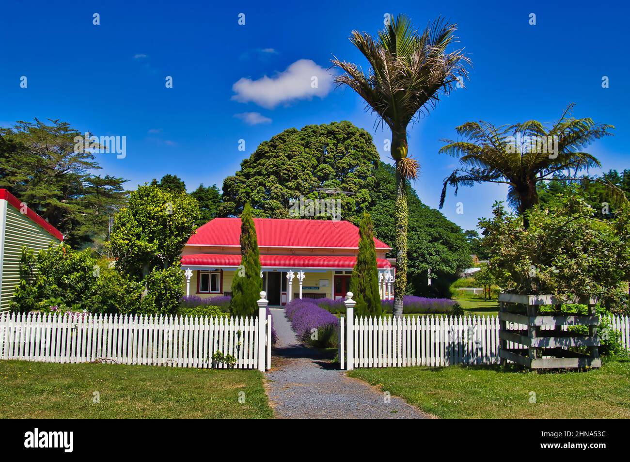 Ancienne résidence de Battle Hill Farm, aujourd'hui le bureau des Rangers du parc forestier de Battle Hill Farm, à Porirua, Île du Nord, Nouvelle-Zélande Banque D'Images