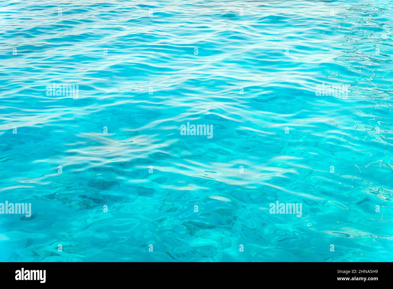 Motif de vagues dans la piscine. Fond bleu d'eau de mer. Banque D'Images