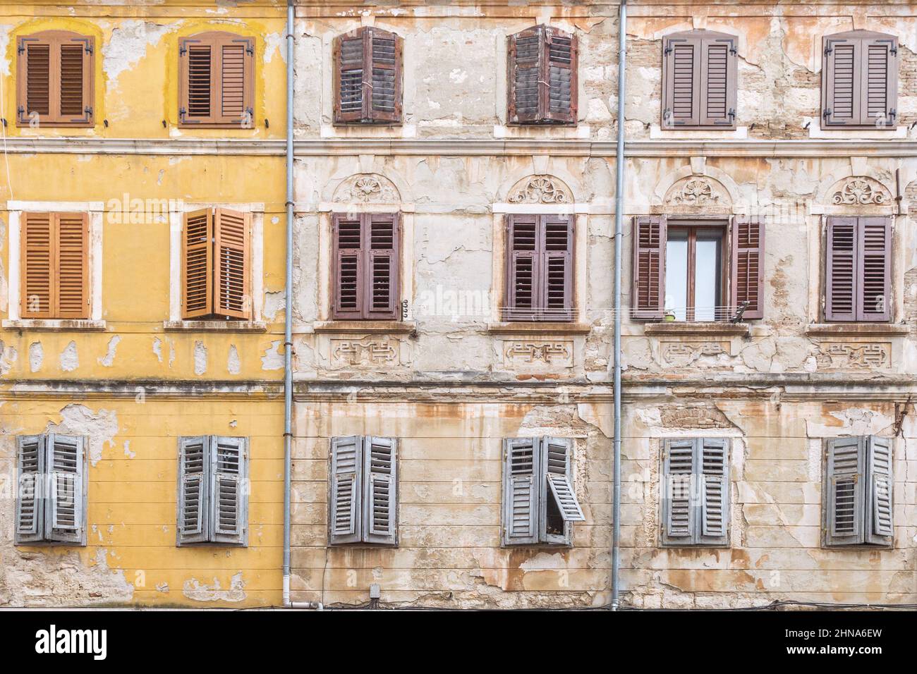 Façade colorée d'une ancienne maison à Rovinj, Croatie, Europe. Banque D'Images