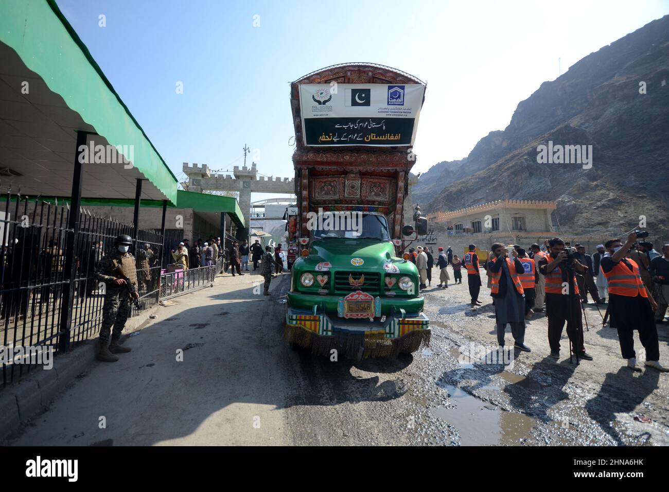 Peshawar, Khyber Pakhtunkhwa, Pakistan. 15th févr. 2022. Camion Torkham transportant des articles de secours de la Fondation Al-Khidmat pour les Afghans entrant en Afghanistan à la frontière de Torkham. (Image de crédit : © Hussain Ali/Pacific Press via ZUMA Press Wire) Banque D'Images