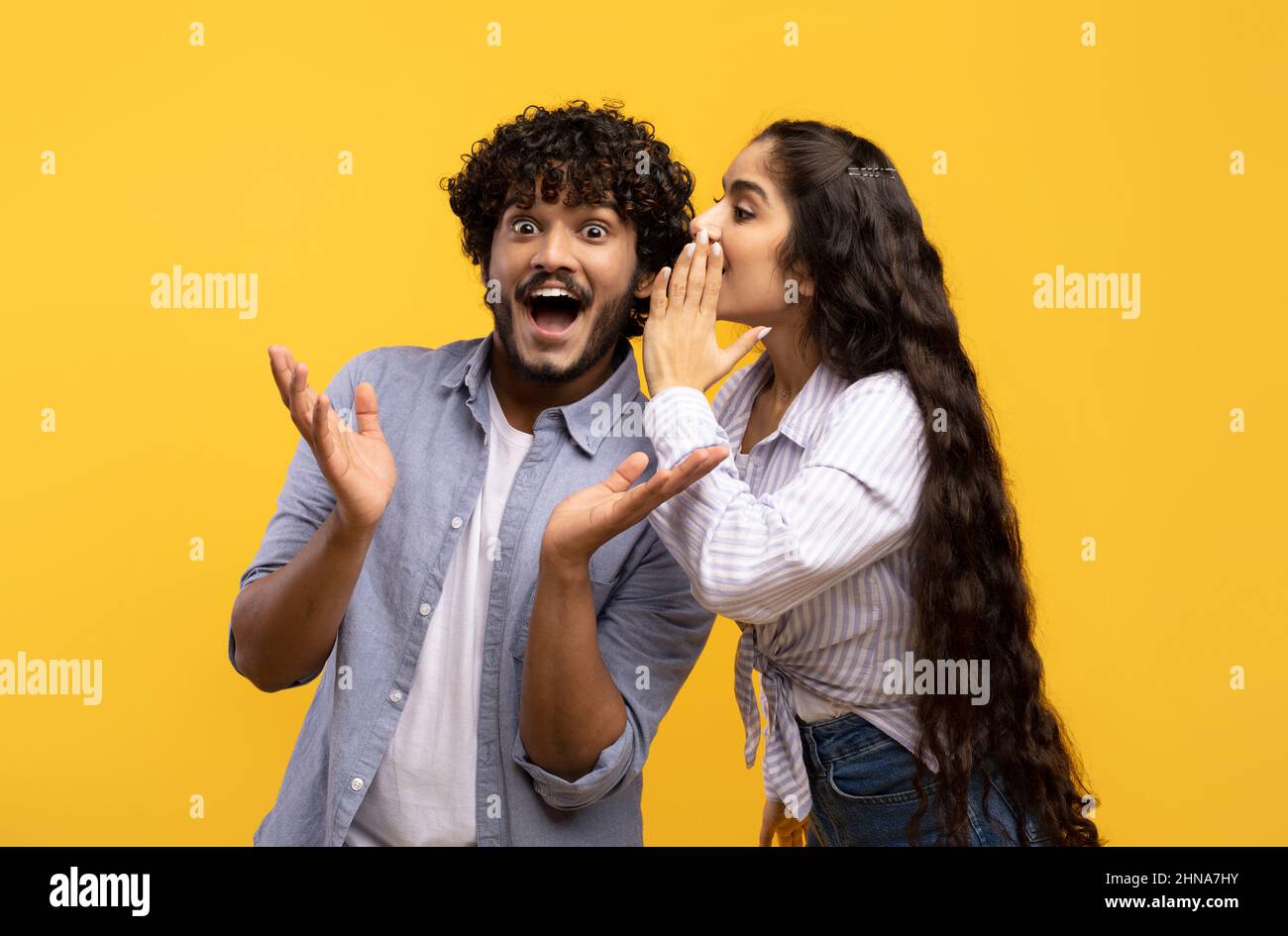 Une jeune femme indienne partage des secrets avec son copain excité, un couple millénaire qui murmure des commérages les uns aux autres Banque D'Images