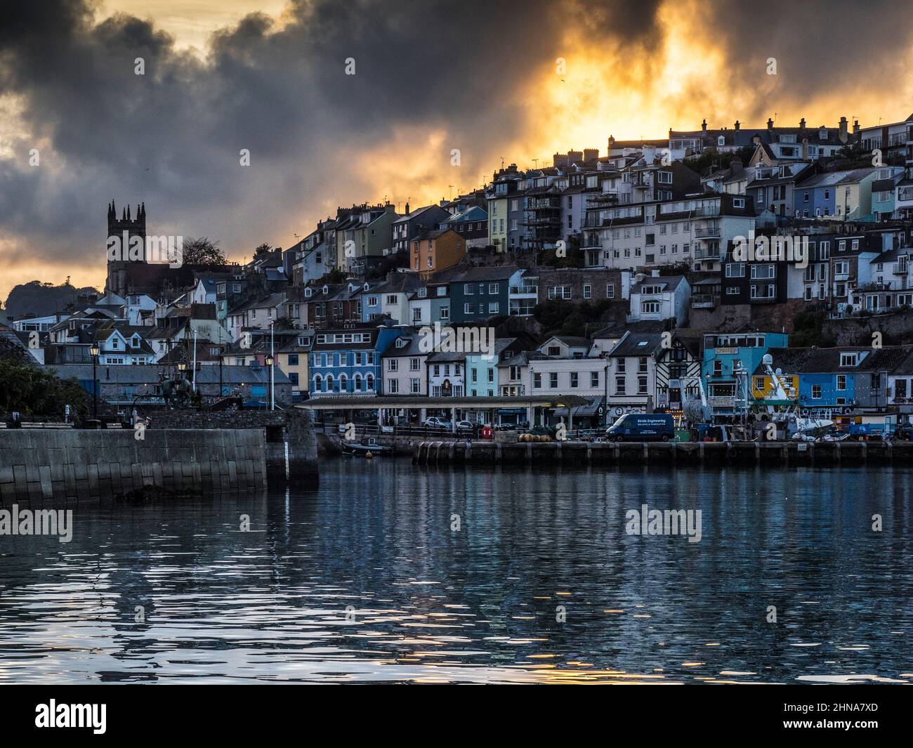 Un spectaculaire coucher de soleil orageux au-dessus de l'église de la Toussaint à Brixham, Devon. Banque D'Images