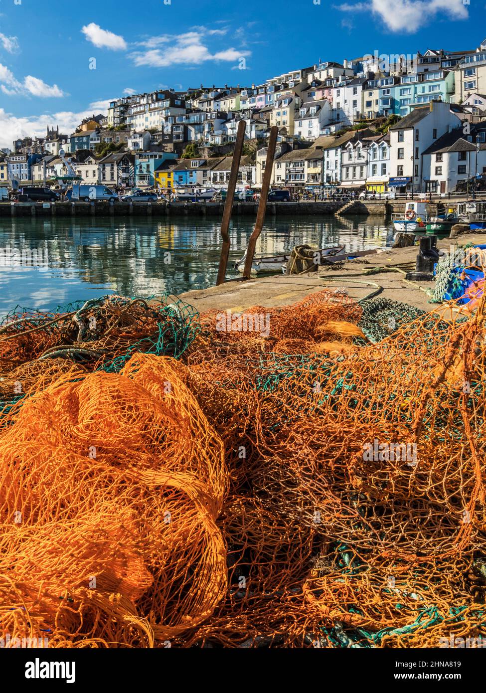 Une journée ensoleillée dans le port de pêche de Brixham dans le sud du Devon. Banque D'Images