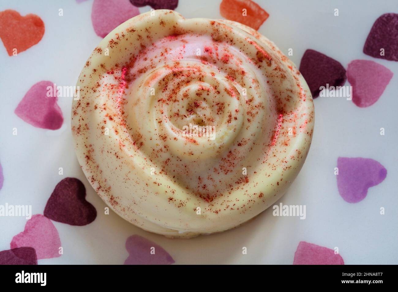 M&S mousse au chocolat blanc et aux roses des framboises dessert pour la Saint-Valentin sur une assiette avec coeurs Banque D'Images