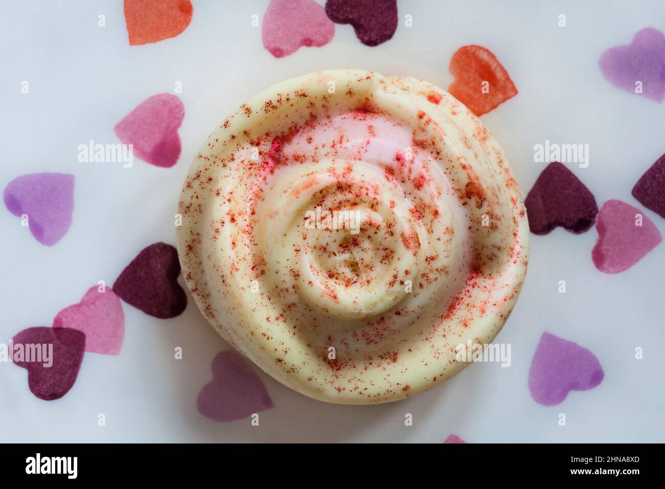 M&S mousse au chocolat blanc et aux roses des framboises dessert pour la Saint-Valentin sur une assiette avec coeurs Banque D'Images