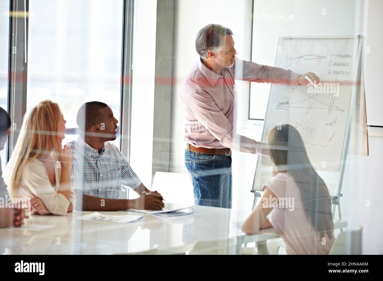 Motiver son personnel grâce à une formation efficace. Photo d'un groupe de collègues en réunion. Banque D'Images