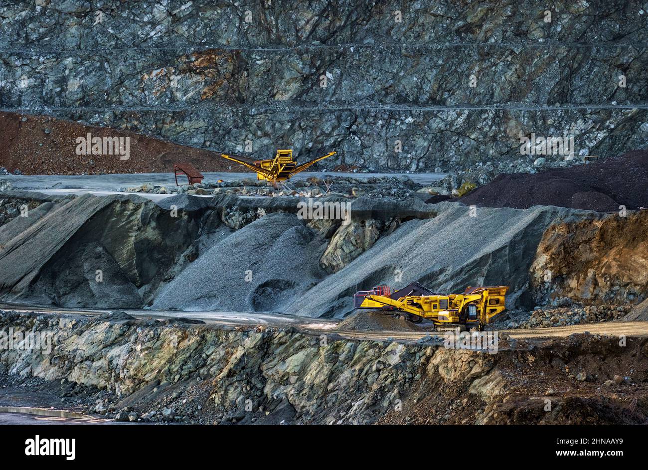 Machines de concasseur de pierre dans la carrière de diabase (dolerite) Banque D'Images