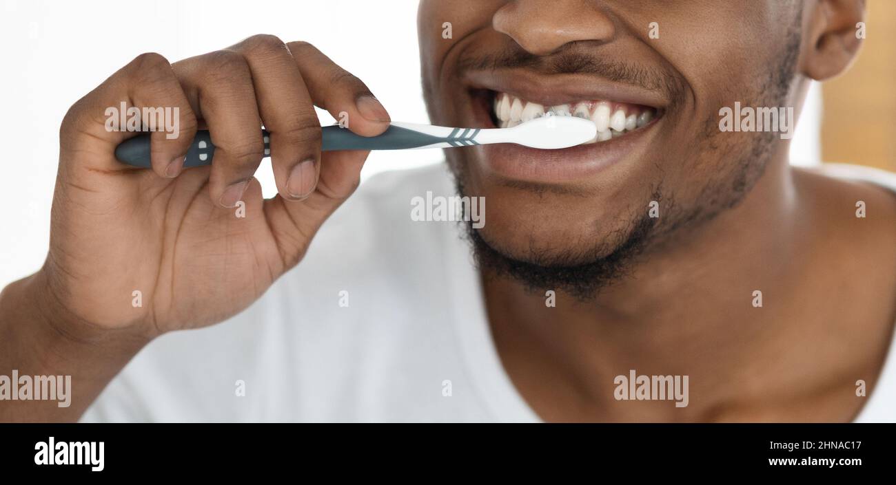 Soins buccaux. Gros plan sur les dents de brossage de jeunes hommes noirs Banque D'Images