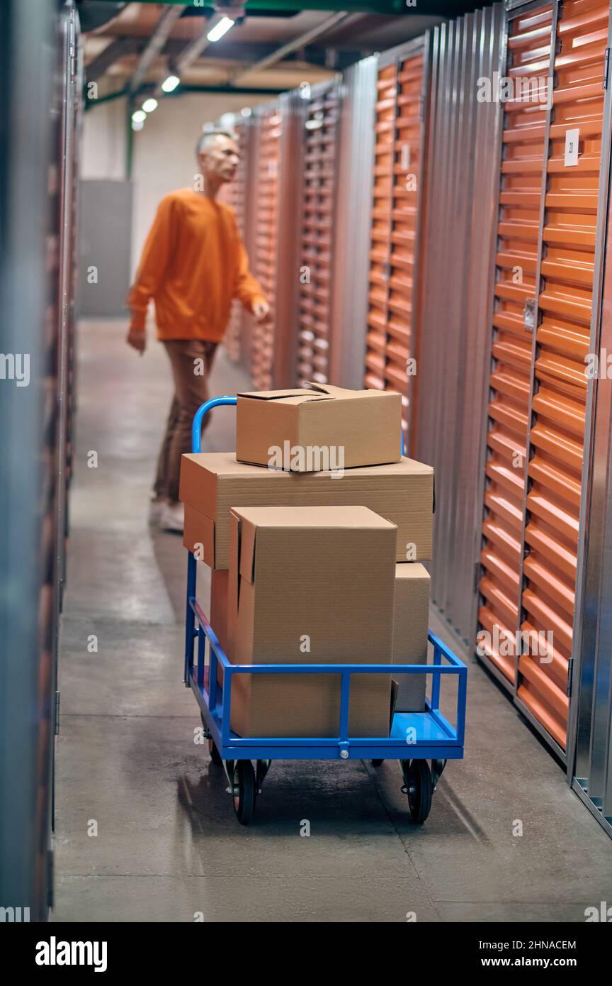 Le travailleur qui s'est chargé de la collecte des marchandises commandées dans l'entrepôt Banque D'Images