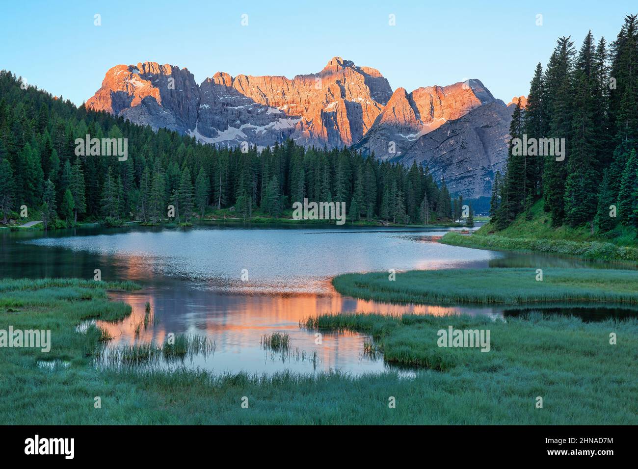Belle matinée d'été sur le lac Misurina dans les Dolomites, Italie Banque D'Images