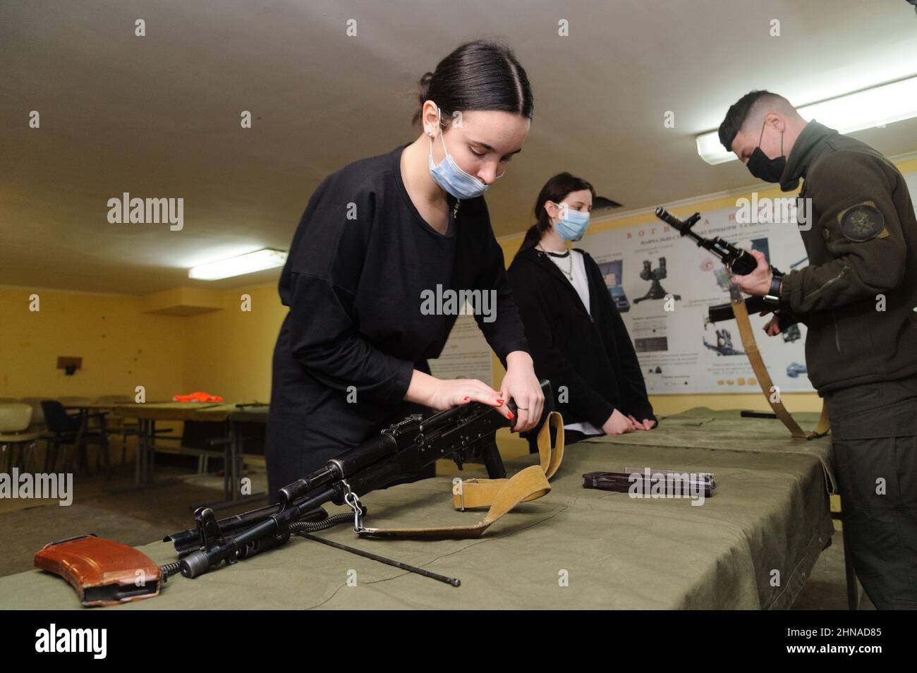 Lviv, Ukraine. 15th févr. 2022. Une écolière a vu démonter et assembler une mitrailleuse pendant son entraînement ouvert, dans un contexte d'escalade à la frontière entre l'Ukraine et la Russie. Crédit : SOPA Images Limited/Alamy Live News Banque D'Images