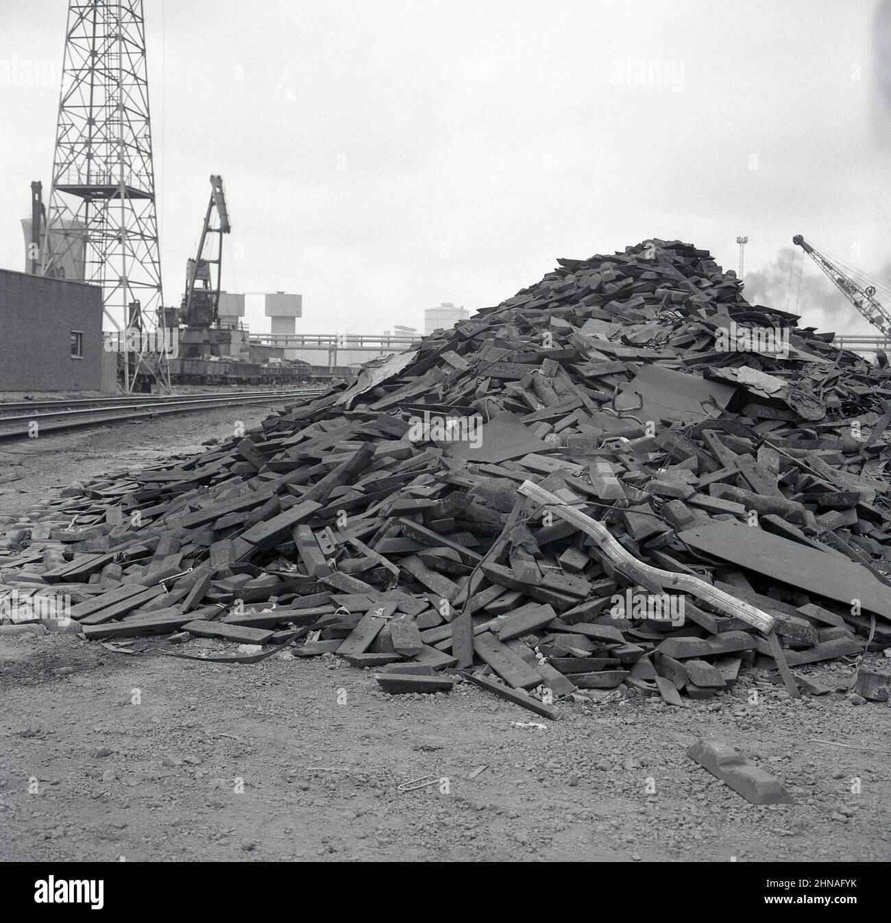 1950s, historique, une grande pile de déchets rejetés de la fabrication du métal à l'Abbey Works à Port Talbot, le site industriel de la Compagnie de l'acier du pays de Galles. Banque D'Images