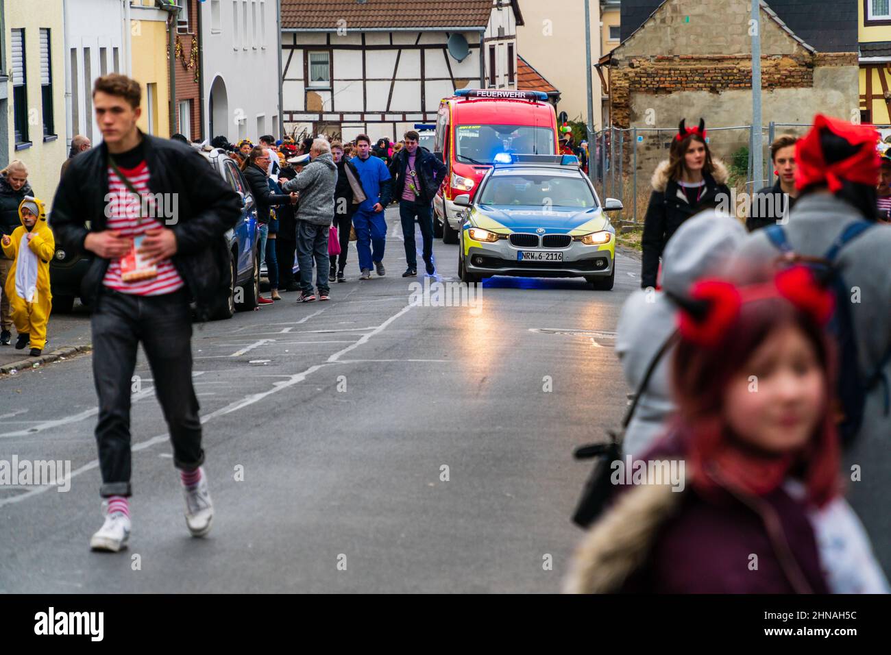 Bornheim, Rhénanie-du-Nord-Westphalie, Allemagne - le 22 février 2020 : voiture de police avec feux bleus allumés pour assurer la sécurité pendant le défilé de carnaval. Banque D'Images