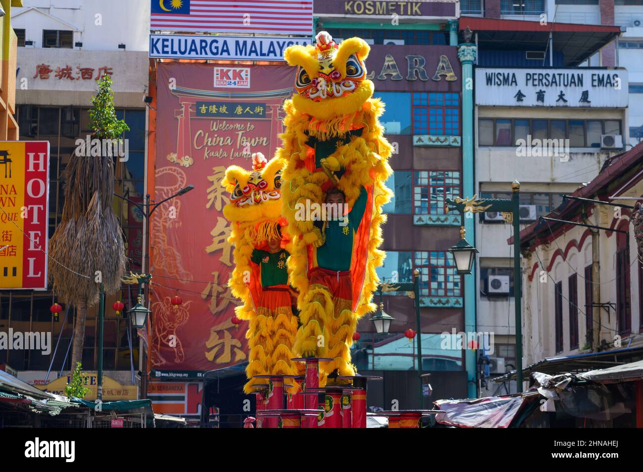 Kuala Lumpur, Malaisie. 15th févr. 2022. Les gens dansent le lion en grand pieu pour célébrer le festival Lantern à Petaling Street de Kuala Lumpur, Malaisie, le 15 février 2022. Le festival Lantern, le 15th jour du premier mois du calendrier lunaire chinois, tombe le 15 février de cette année. Credit: Chong Voon Chung/Xinhua/Alay Live News Banque D'Images