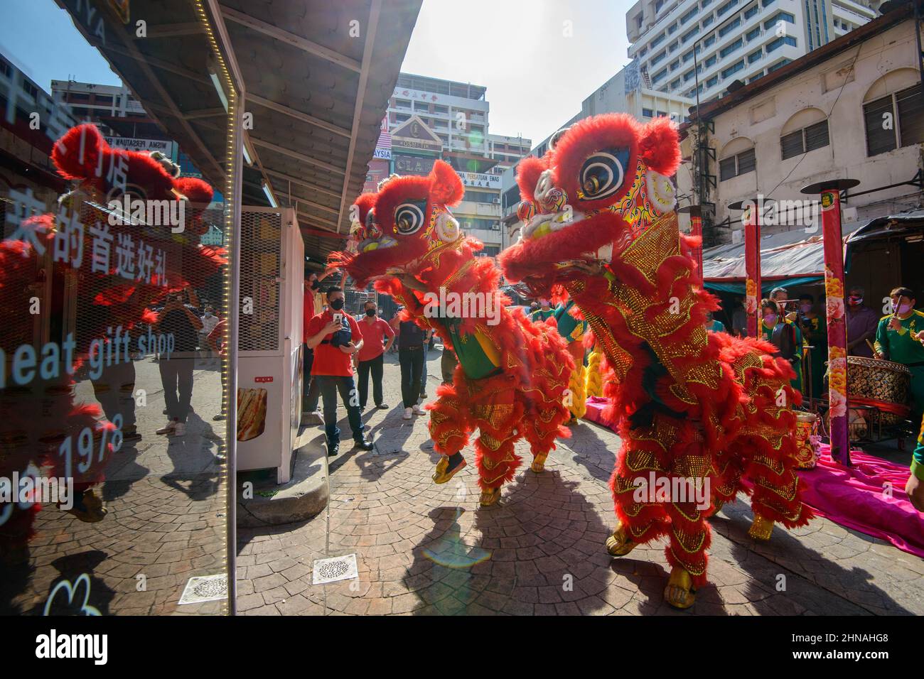 Kuala Lumpur, Malaisie. 15th févr. 2022. Les gens dansent le lion pour célébrer le festival Lantern à Petaling Street de Kuala Lumpur, Malaisie, le 15 février 2022. Le festival Lantern, le 15th jour du premier mois du calendrier lunaire chinois, tombe le 15 février de cette année. Credit: Chong Voon Chung/Xinhua/Alay Live News Banque D'Images