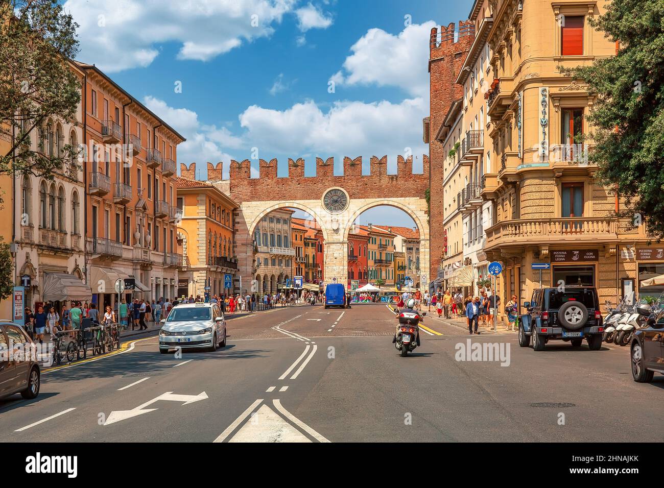 VÉRONE, ITALIE - 19th juillet 2019 : ancienne porte de la ville romaine (portoni della Bra) dans le centre historique de Vérone Banque D'Images