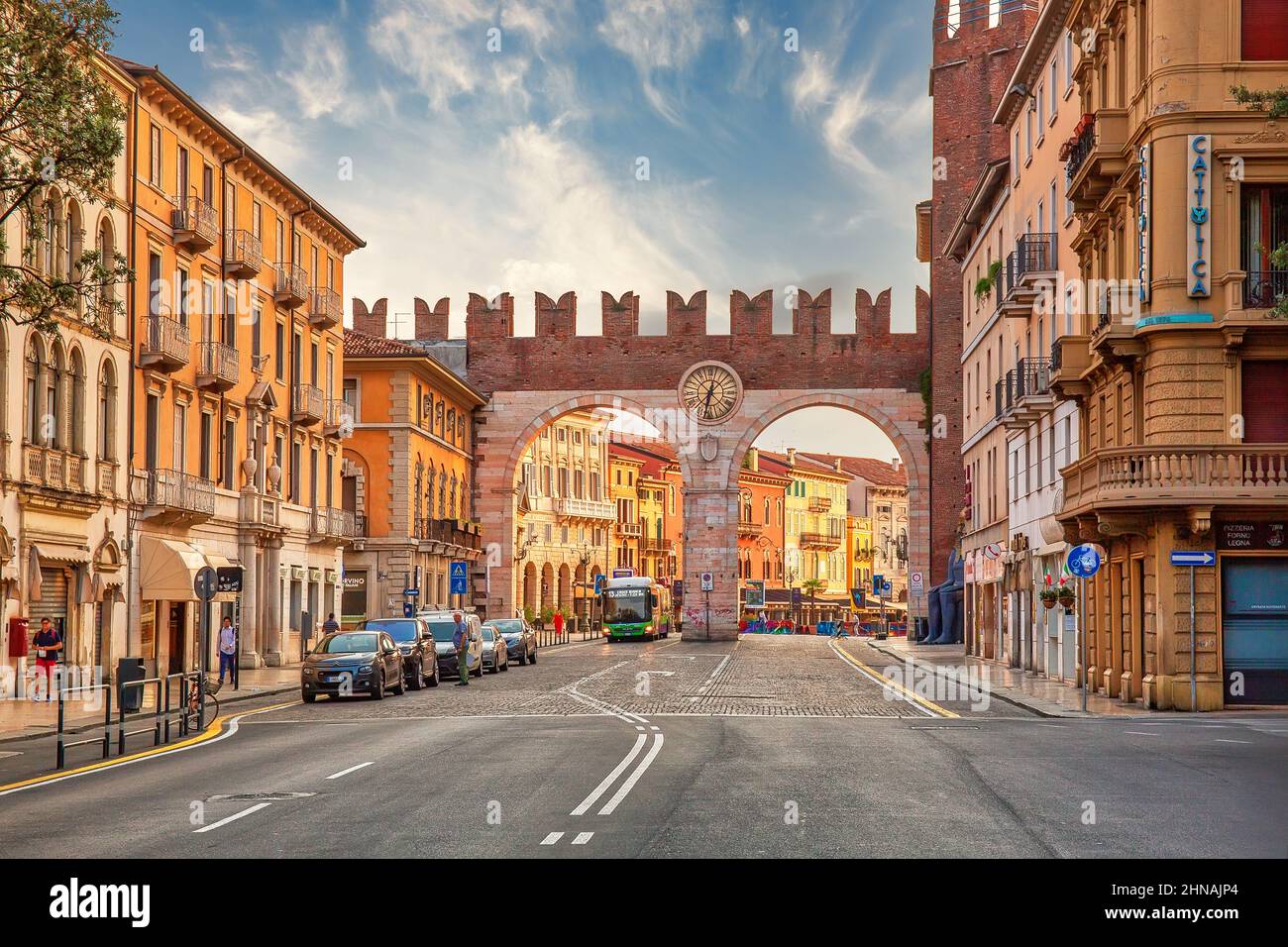 VÉRONE, ITALIE - 19th juillet 2019 : ancienne porte de la ville romaine (portoni della Bra) dans le centre historique de Vérone Banque D'Images