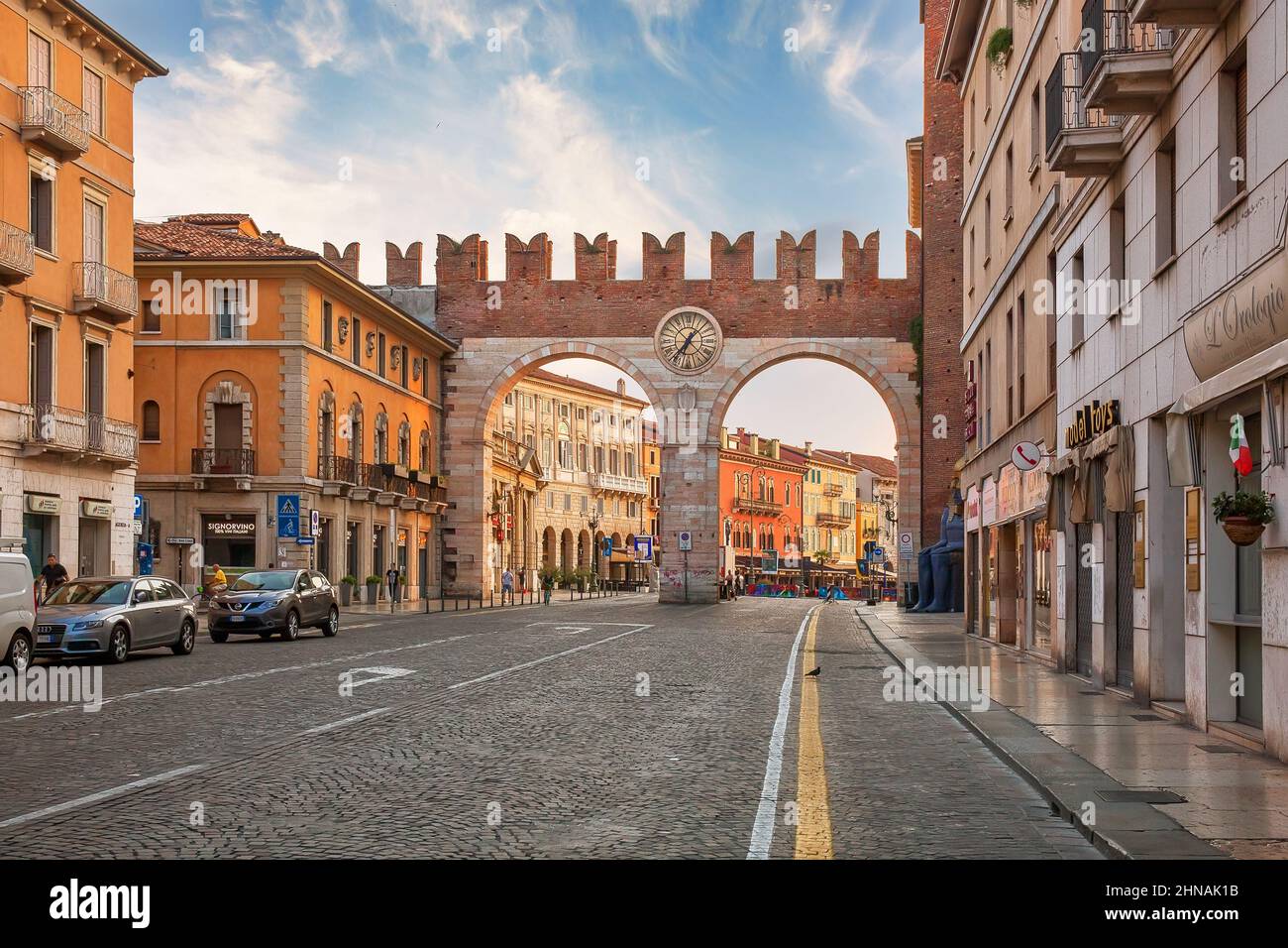 VÉRONE, ITALIE - 19th juillet 2019 : ancienne porte de la ville romaine (portoni della Bra) dans le centre historique de Vérone Banque D'Images