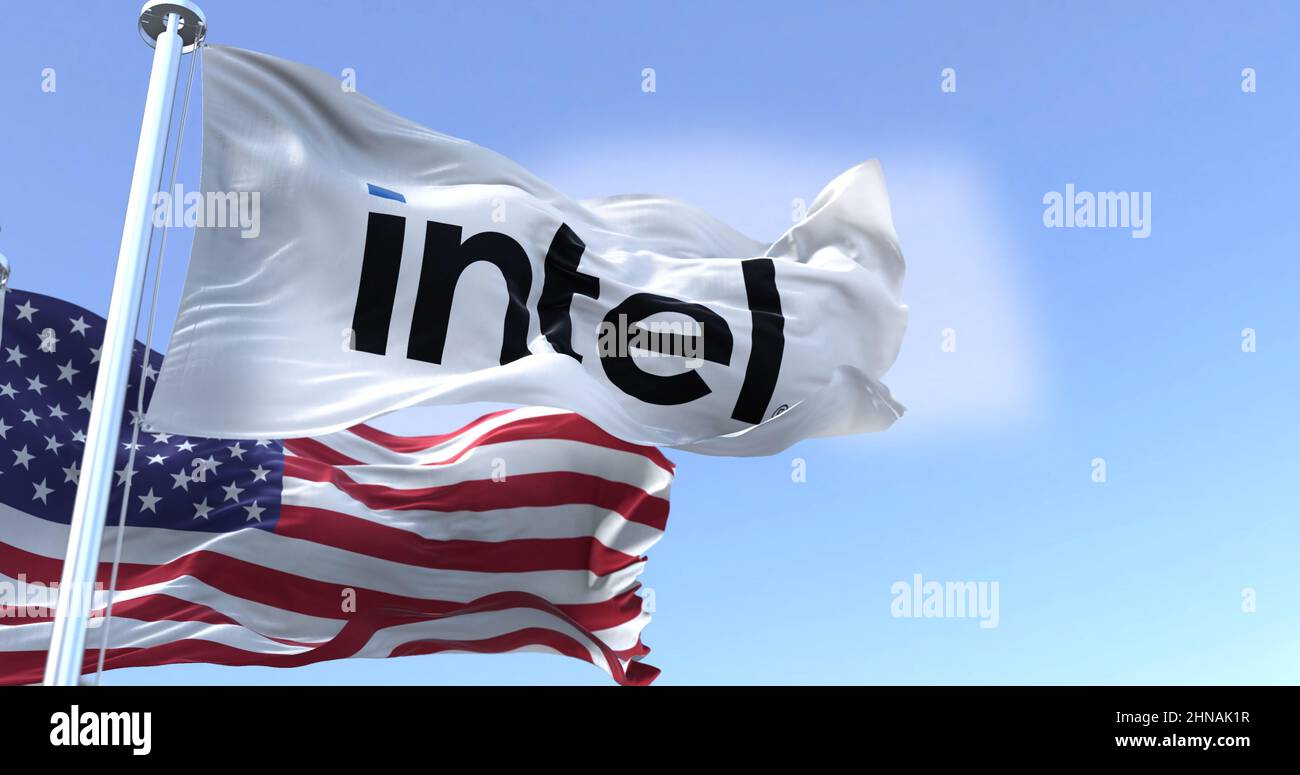 San Francisco, CA, Etats-Unis, février 2022 : le drapeau d'Intel Corporation agitant dans le vent avec le drapeau national des Etats-Unis d'Amérique. Banque D'Images