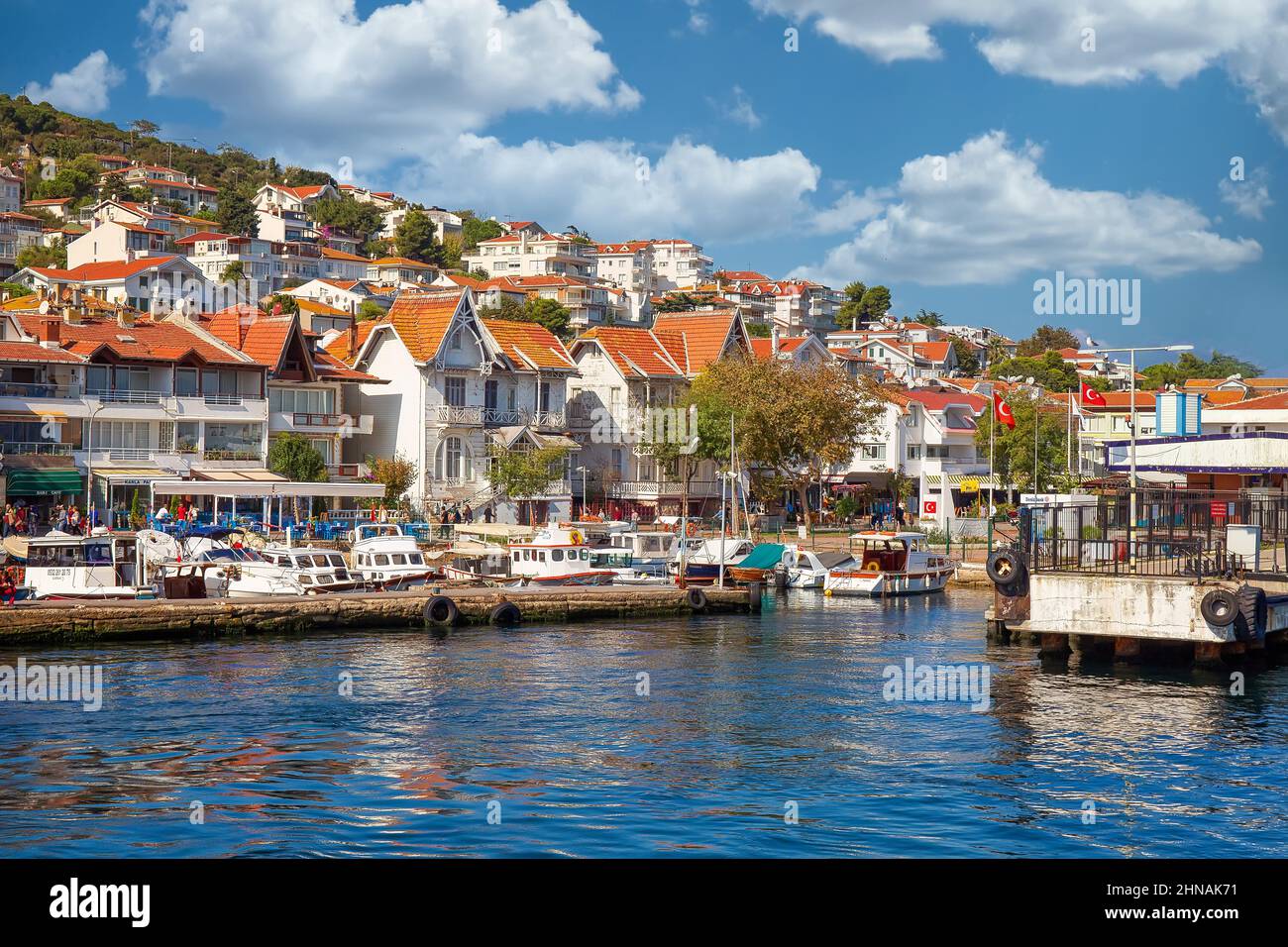 ÎLES PRINCES, TURQUIE - 10th octobre 2019 : vue sur la magnifique île de Heibeliada le jour d'automne chaud et ensoleillé Banque D'Images