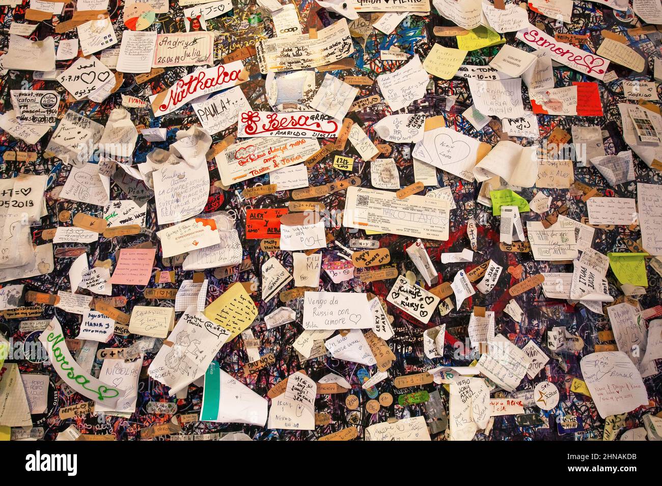 VÉRONE, ITALIE - 19th juillet 2019: Lettres à Juliet à Casa do Giulietta (maison de Juliette), attraction touristique populaire à Vérone, Italie Banque D'Images