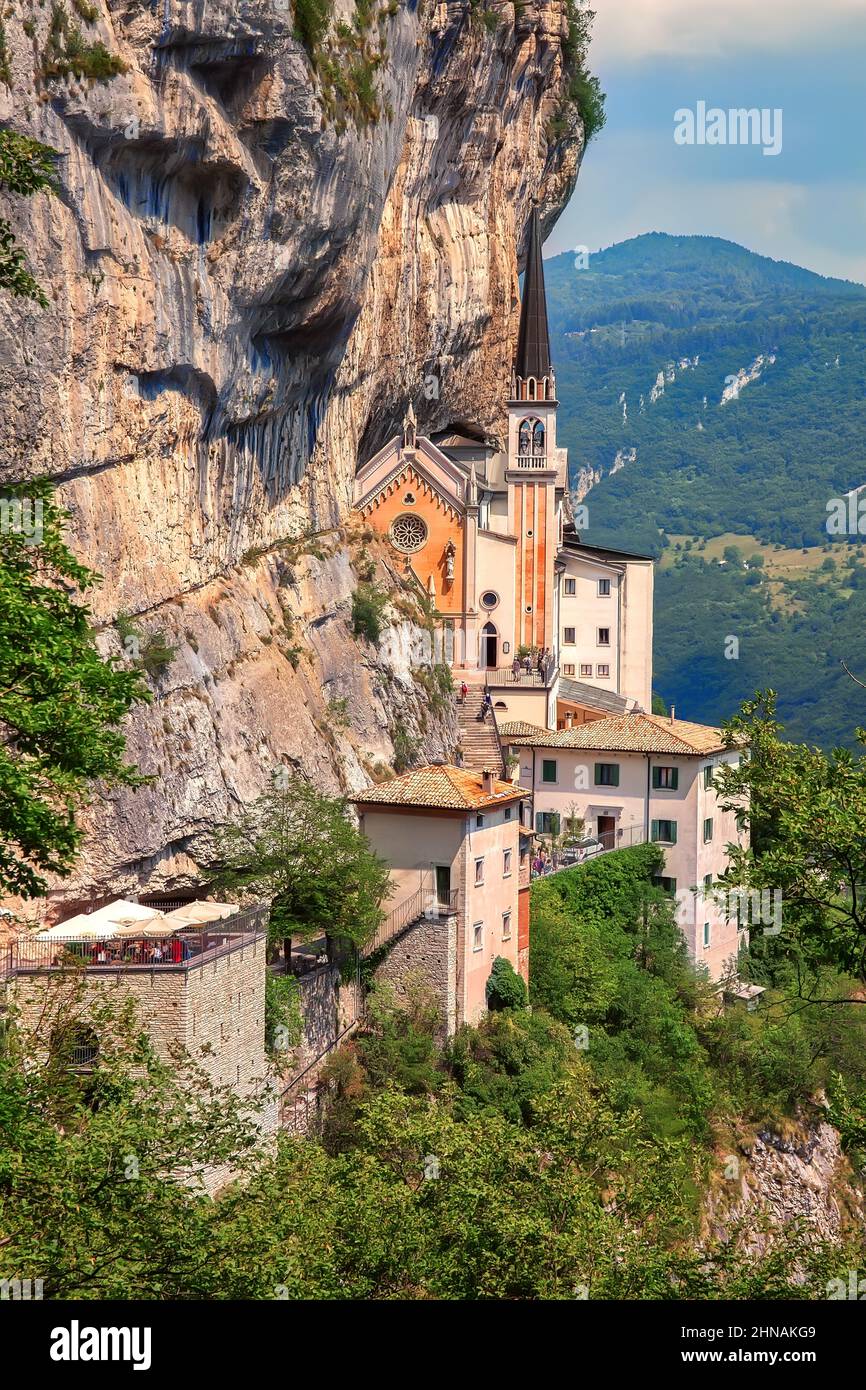 Sanctuaire Madonna della Corona, destination de voyage populaire dans le nord de l'Italie Banque D'Images