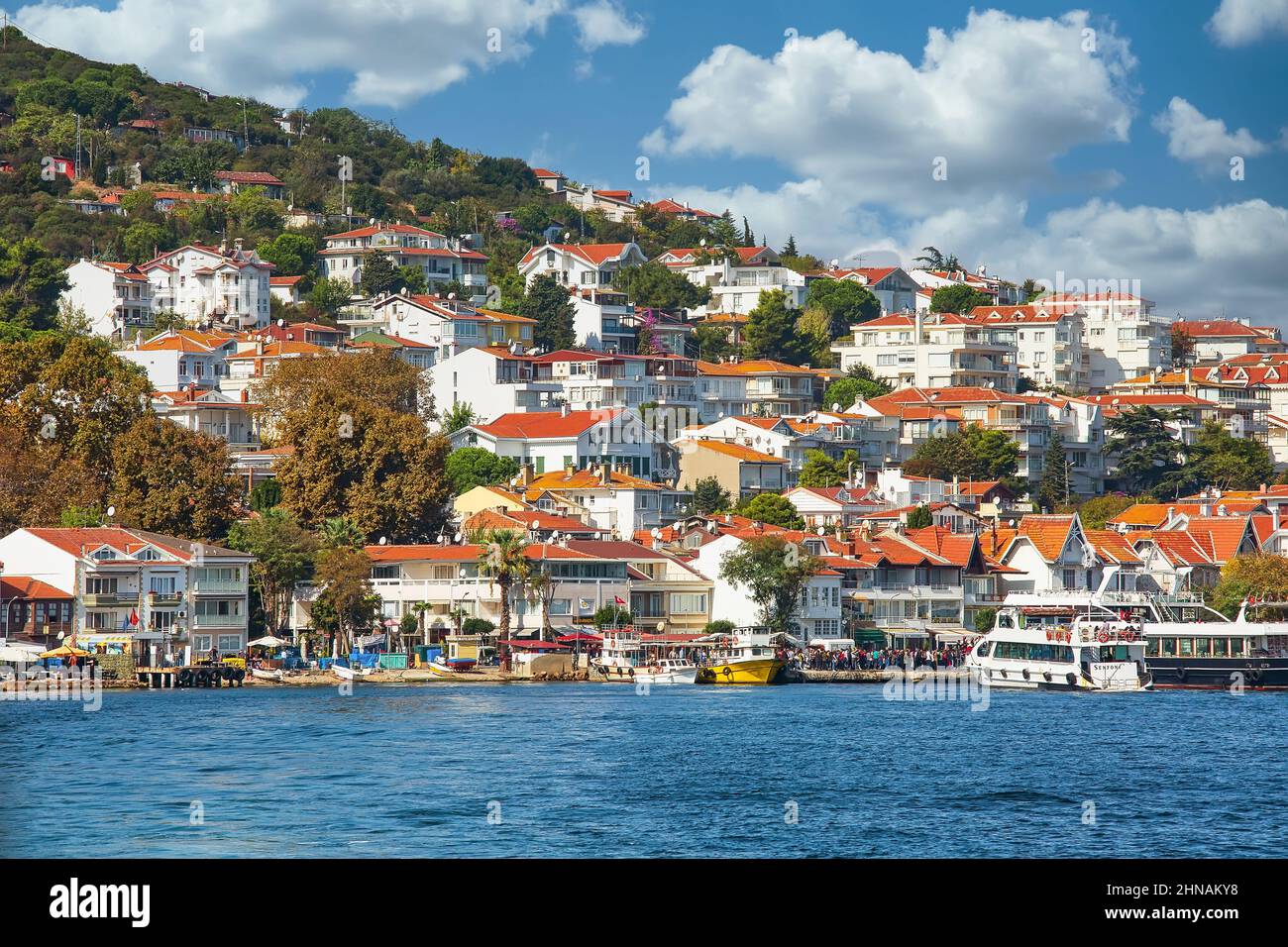 ÎLES PRINCES, TURQUIE - 10th octobre 2019 : vue sur la magnifique île de Heibeliada le jour d'automne chaud et ensoleillé Banque D'Images