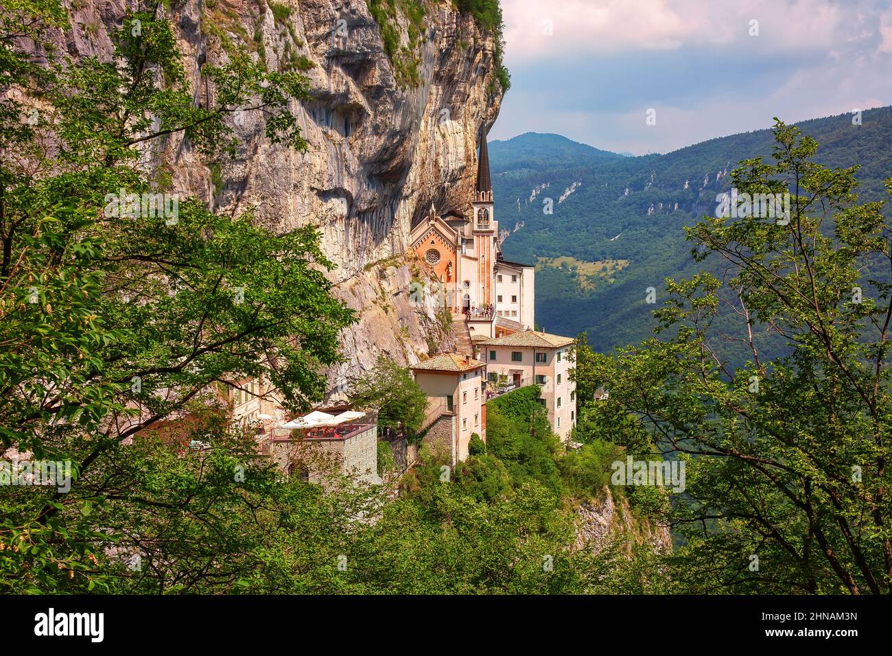 Sanctuaire Madonna della Corona, destination de voyage populaire dans le nord de l'Italie Banque D'Images