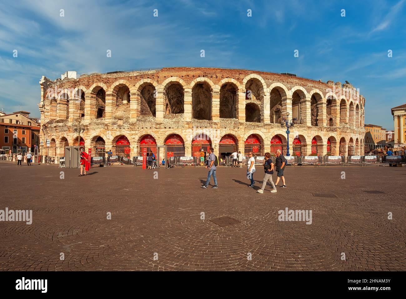 VÉRONE, ITALIE - 20th juillet 2019 : vue sur l'arène de Vérone (Arena di Verona), attraction touristique populaire, personnes marchant Banque D'Images