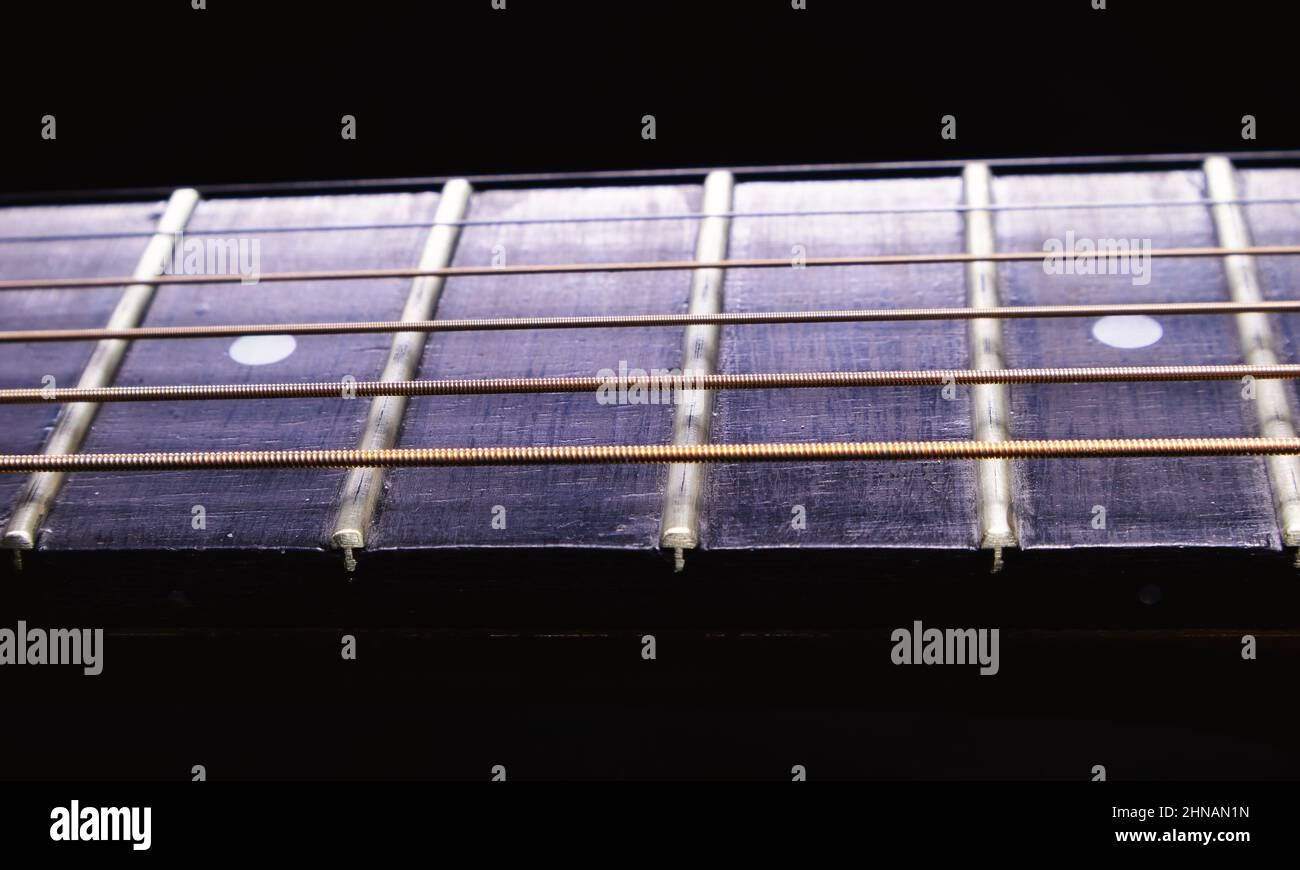 Détails d'un cou et d'un fretboard de guitare acoustique. Banque D'Images