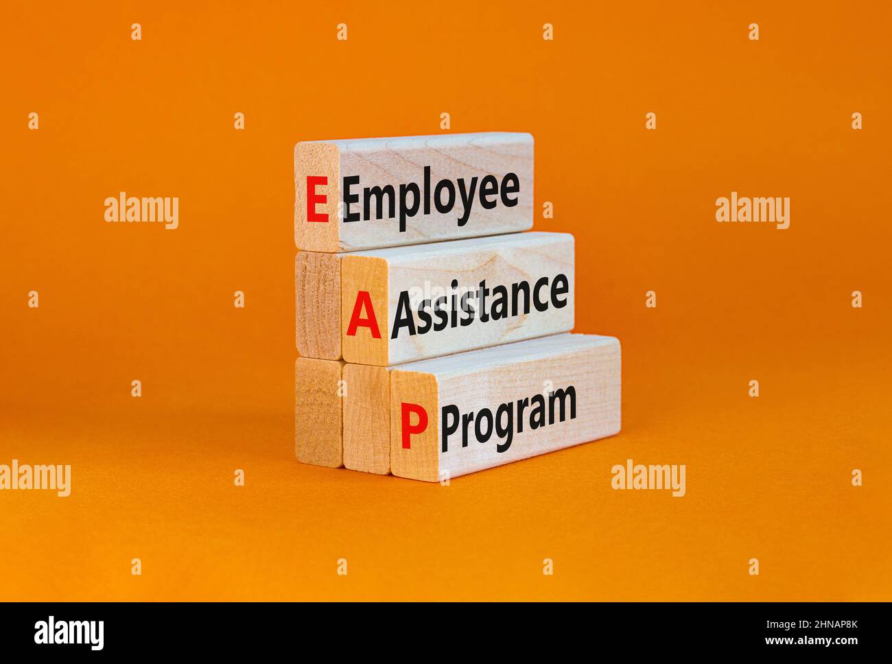 Symbole du programme d'aide aux employés du PAE. Concept Words EAP Employee assistance Program on blocks on a orange table, orange background. Emp. EAP d'entreprise Banque D'Images