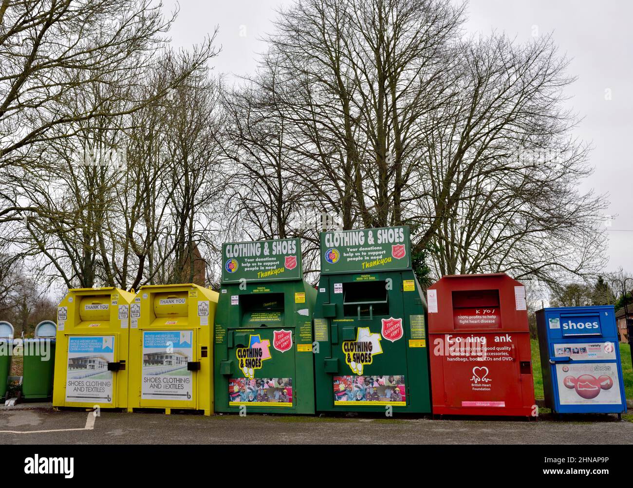 Bacs de recyclage parrainés par des organismes de bienfaisance pour les vêtements, les chaussures et les petits appareils électriques Banque D'Images