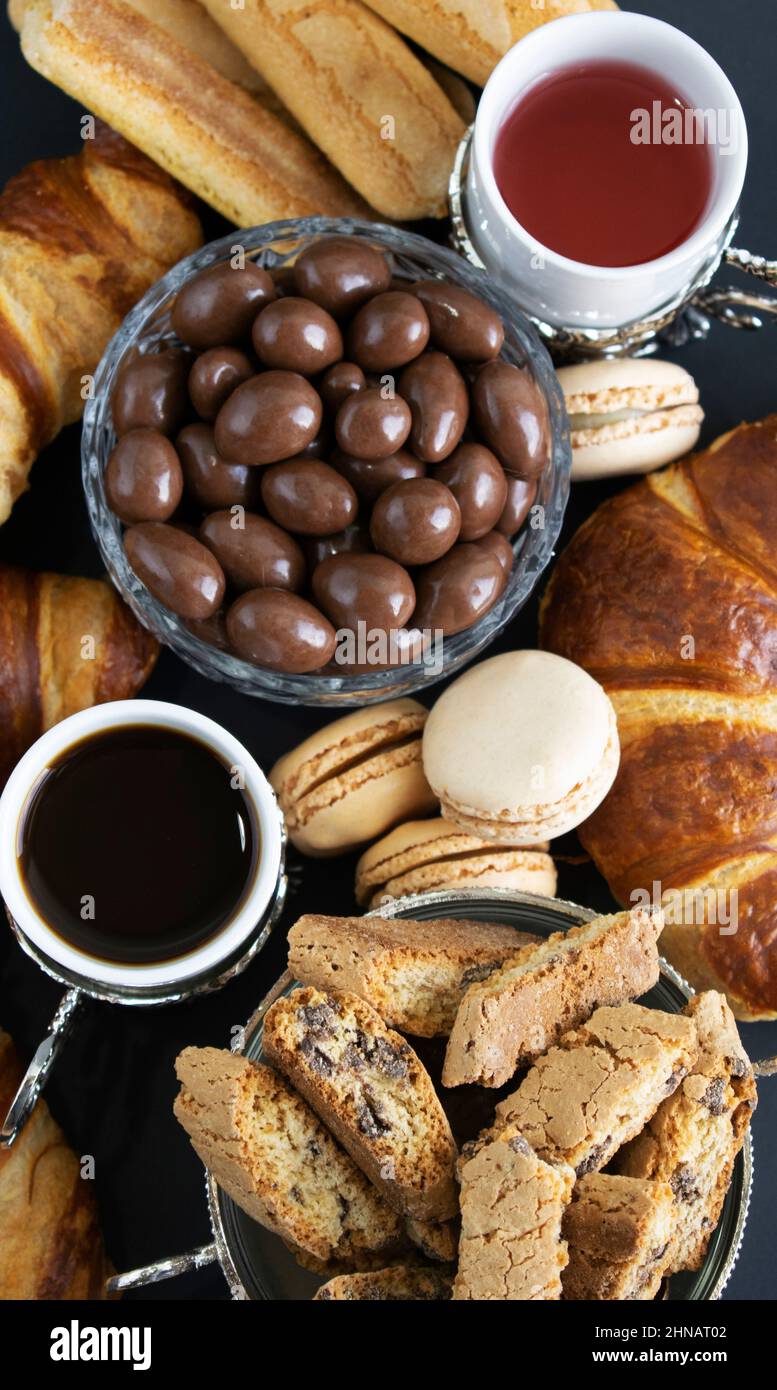 divers petits-déjeuners comme des pâtisseries et des biscuits avec du café et du thé Banque D'Images