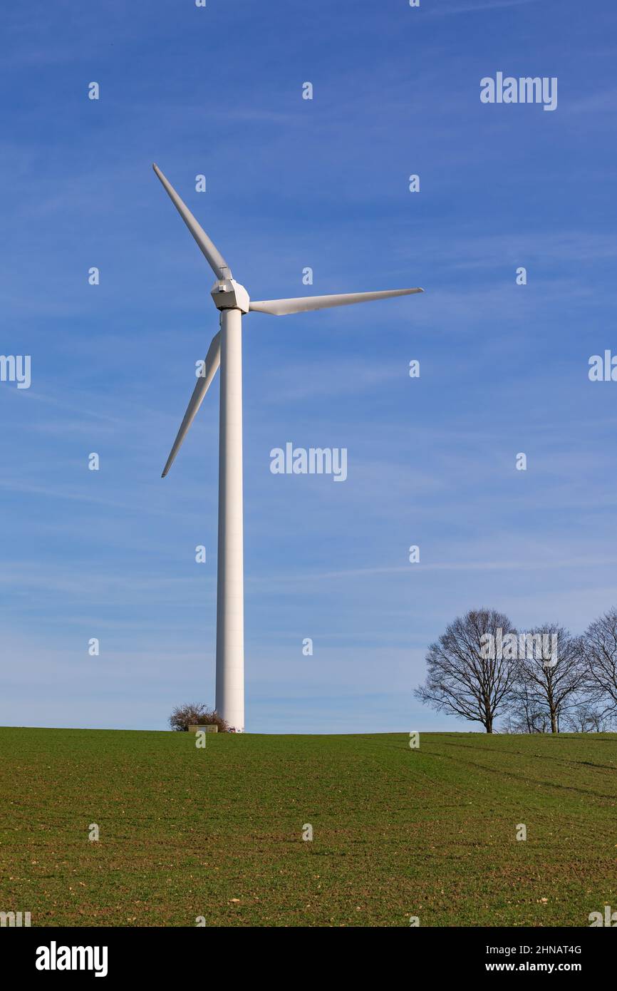 Une éolienne blanche à hélices blanches sur une colline Banque D'Images