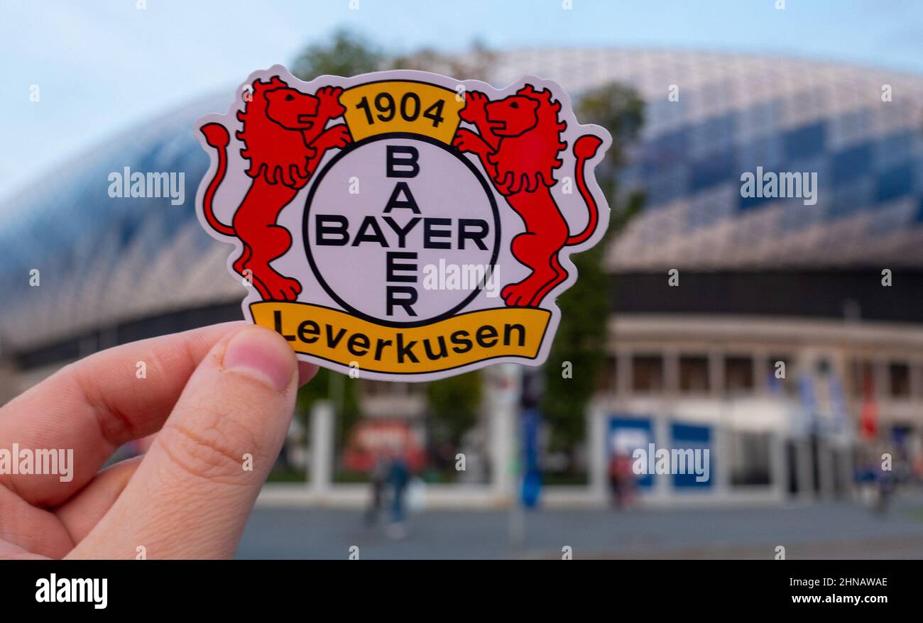 12 septembre 2021, Leverkusen, Allemagne l'emblème du club de football Bayer 04 Leverkusen devant le stade moderne. Banque D'Images