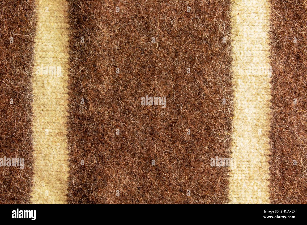 Arrière-plan tricoté des cheveux de chien. Fils pour tricoter à partir de peluches de chiens. Produit médical. Banque D'Images