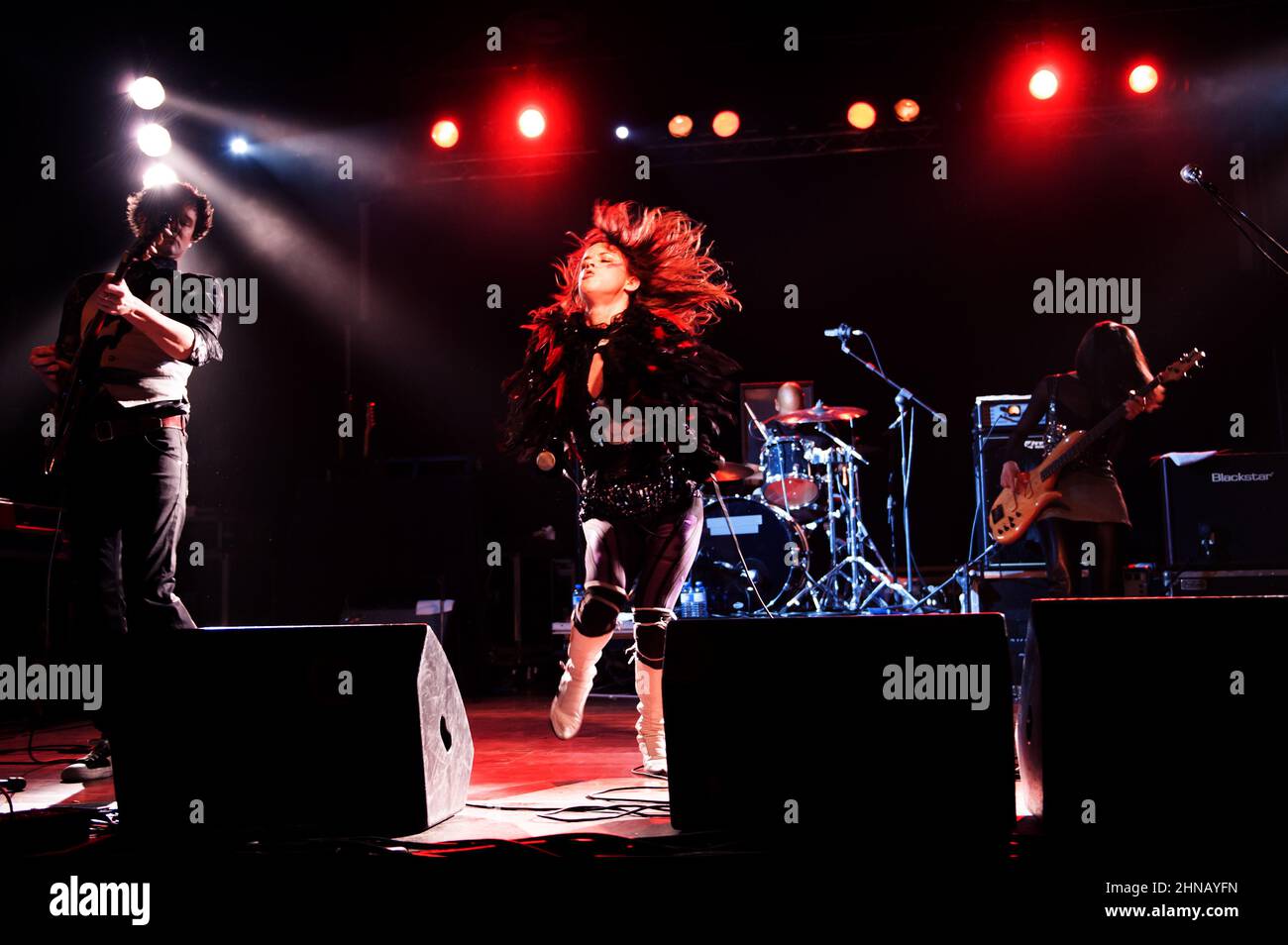 Milan Italie 2009-11-21 : concert en direct de la chanteuse Juliette Lewis et de son groupe Juliette et les nouveaux romantiques à la discothèque Magazzini Generali Banque D'Images