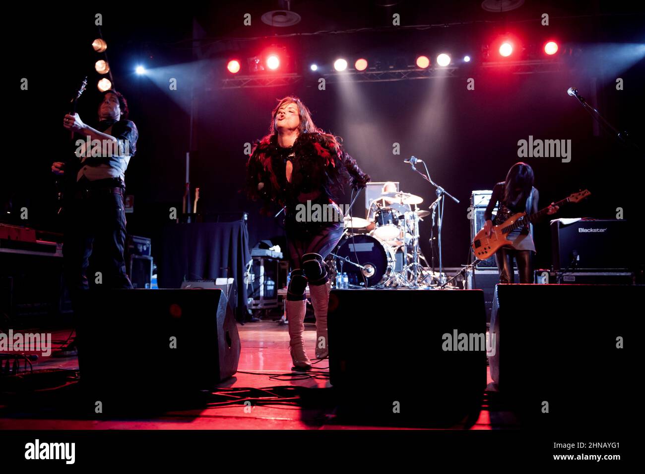 Milan Italie 2009-11-21 : concert en direct de la chanteuse Juliette Lewis et de son groupe Juliette et les nouveaux romantiques à la discothèque Magazzini Generali Banque D'Images