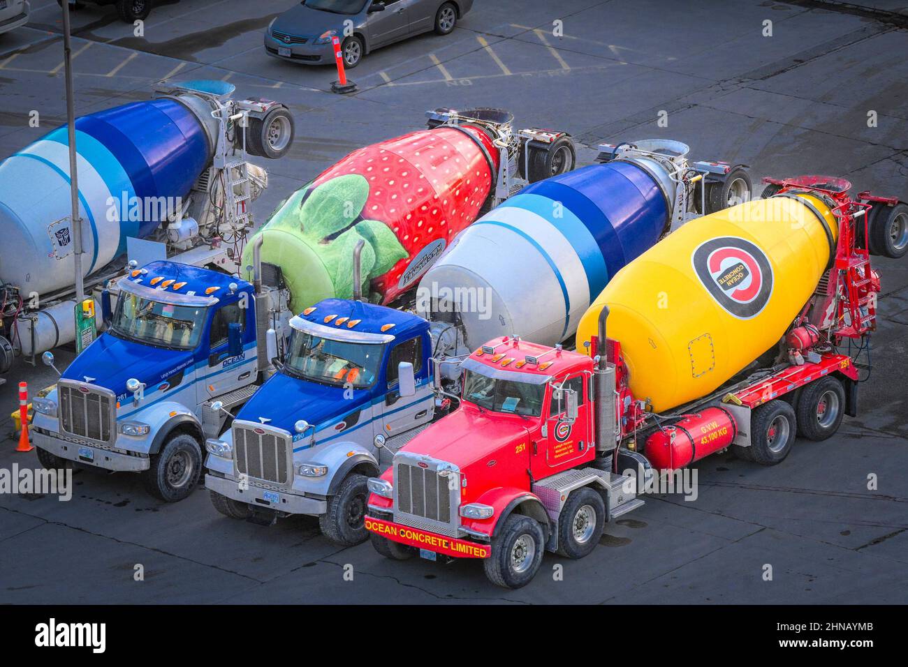 Mélangeurs de ciment, camions à Ocean Concrete yard, Granville Islzand, Vancouver (Colombie-Britannique), Canada. Banque D'Images