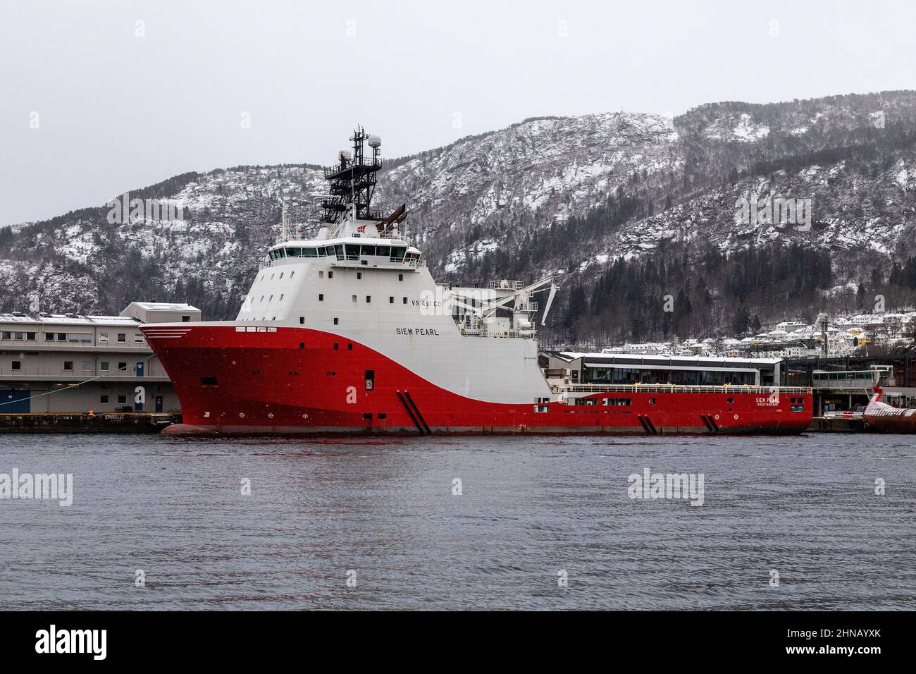 Navire offshore AHTS de manutention des remorqueurs Siem Pearl, amarré au terminal Skoltegrunnskaien dans le port de Bergen, en Norvège. Banque D'Images