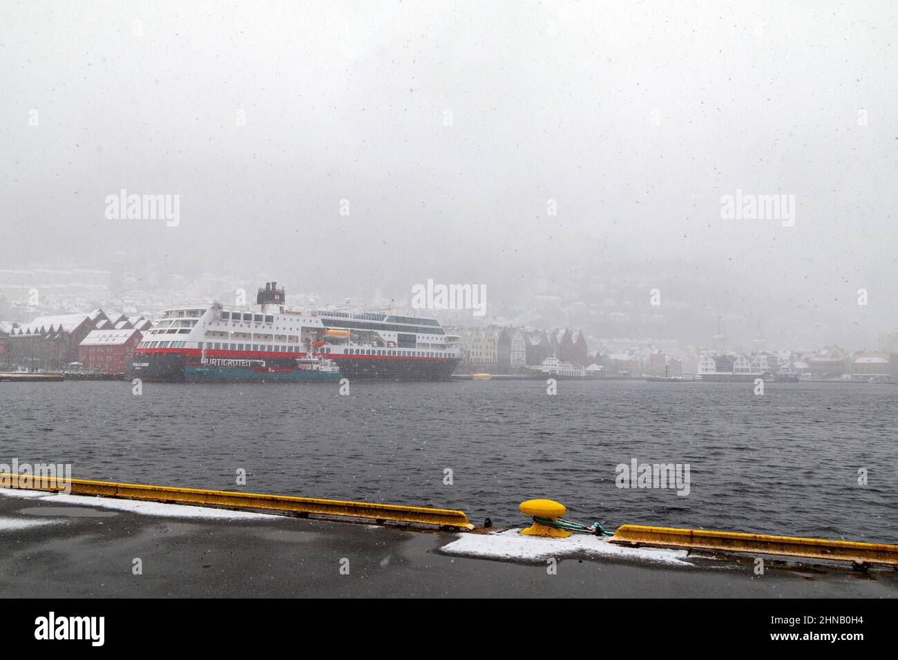 Tempête de neige à Bergen. Ferry côtier pour voitures et passagers Trollfjord à Bryggen Quay, dans le port de Bergen, en Norvège. Ravitailleur en citerne Bergen Tank Banque D'Images