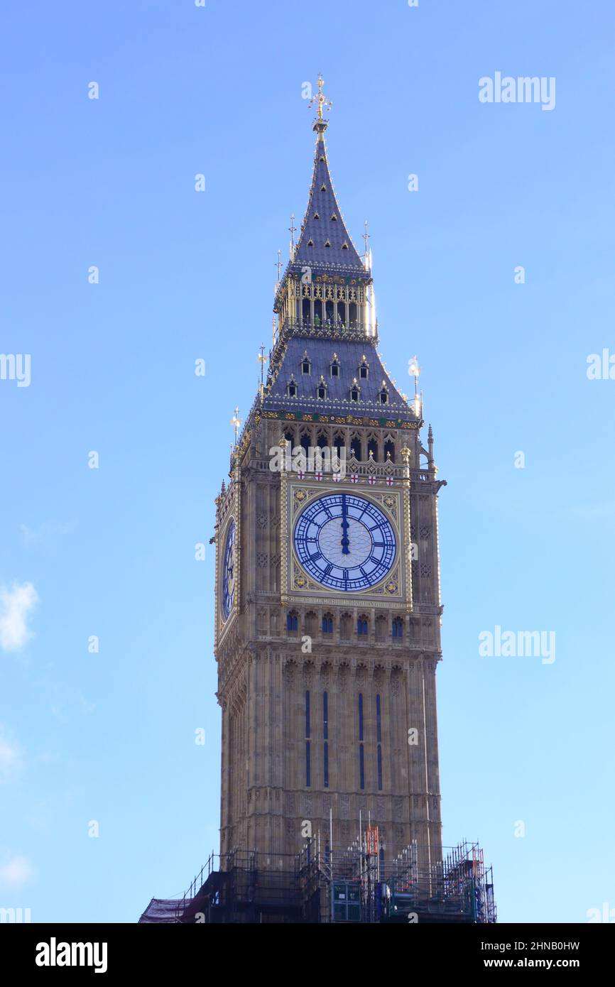 Tour de l'horloge de Big Ben avec la grande cloche de l'horloge saisissante à l'extrémité nord du Palais de Westminster à Londres, Angleterre, échafaudage en bas Banque D'Images