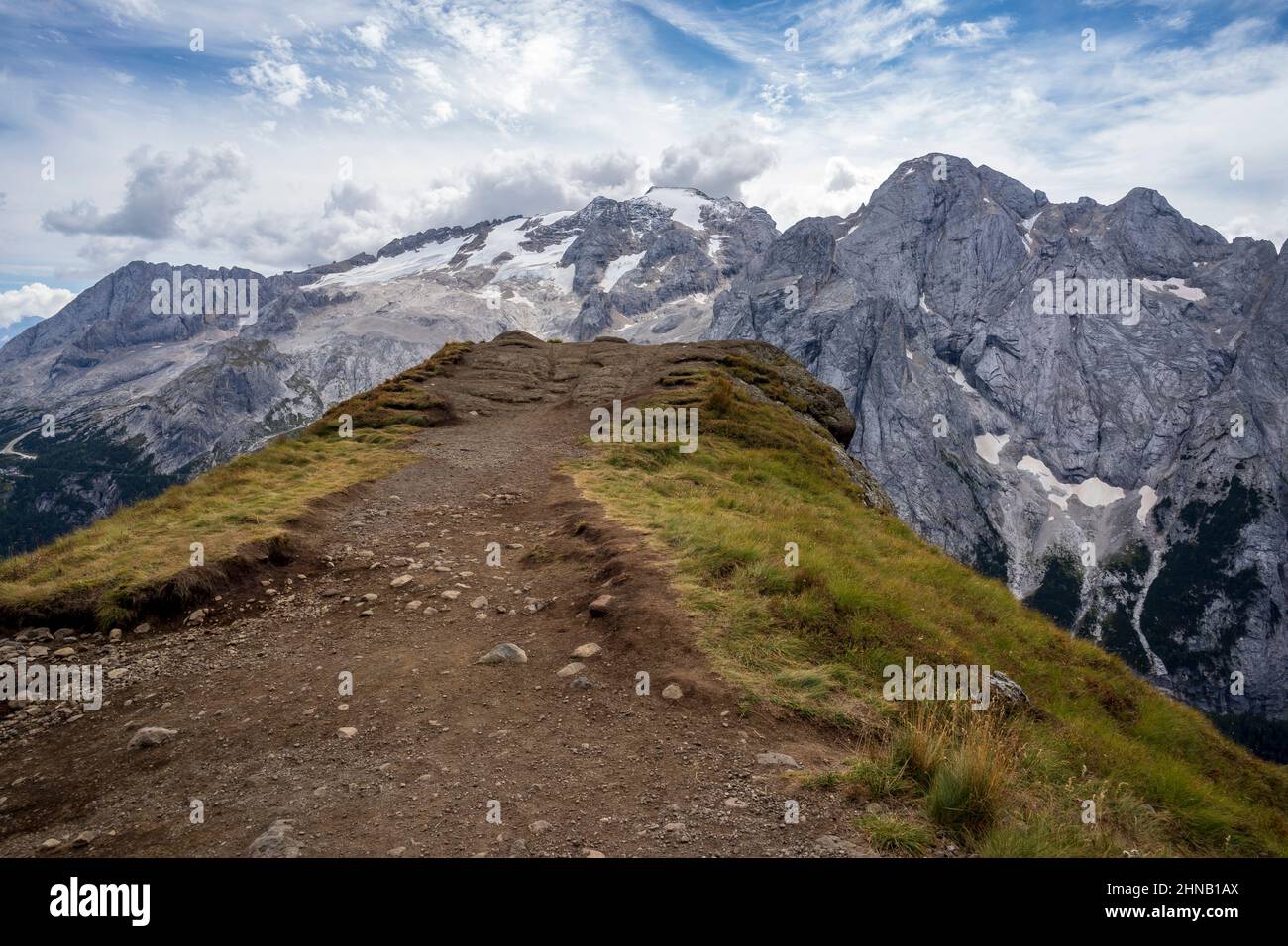 Une vue magnifique sur les murs du massif de la Marmolada. Banque D'Images