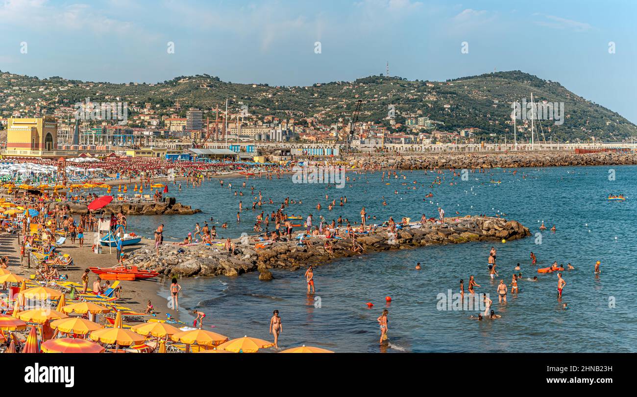 Vue sur la plage de Porto Maurizio Imperia Sur la côte ligurienne, au nord ouest de l'Italie. Banque D'Images