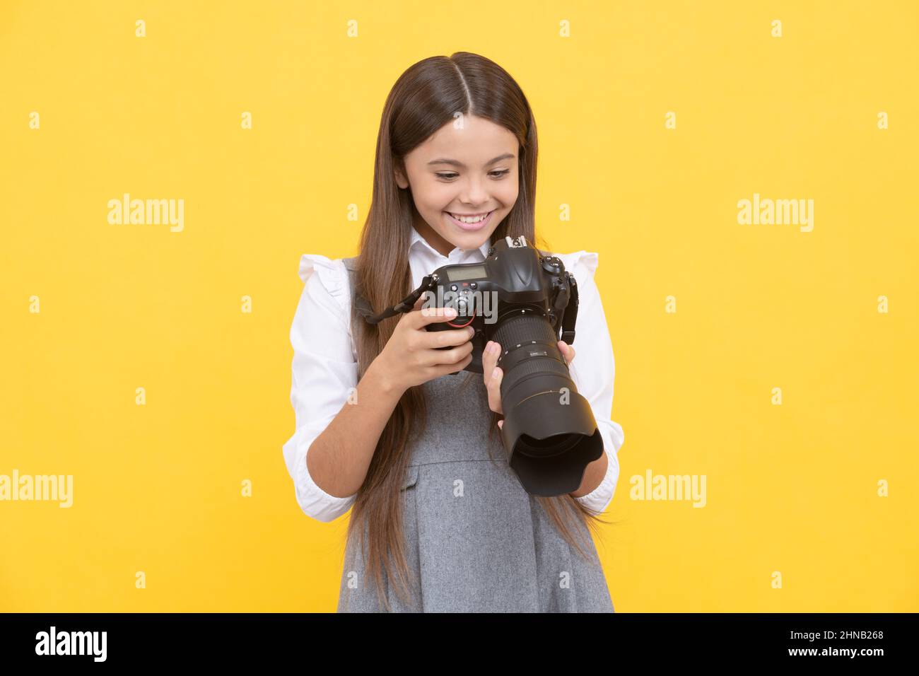 gai enfant fille prendre photo avec digicam, photographie Banque D'Images